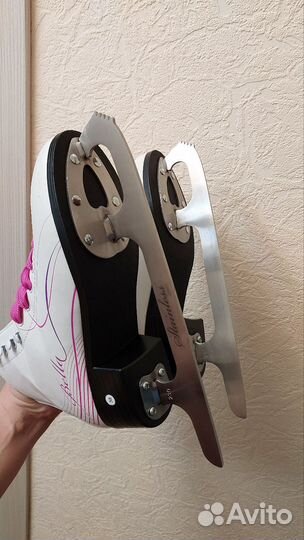 Коньки женские 37- 38 размер