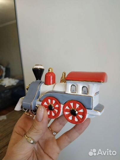 Паровоз фарфор статуэтка