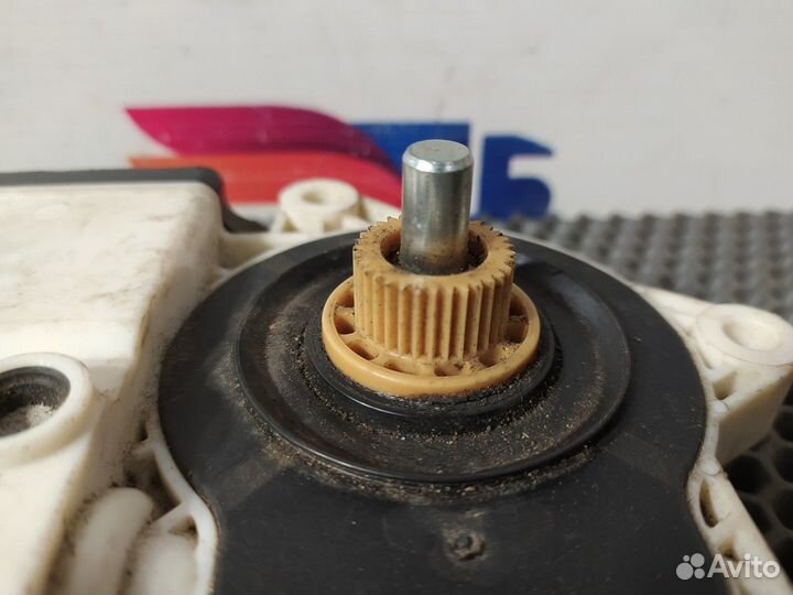 Моторчик стеклоподъемника правый