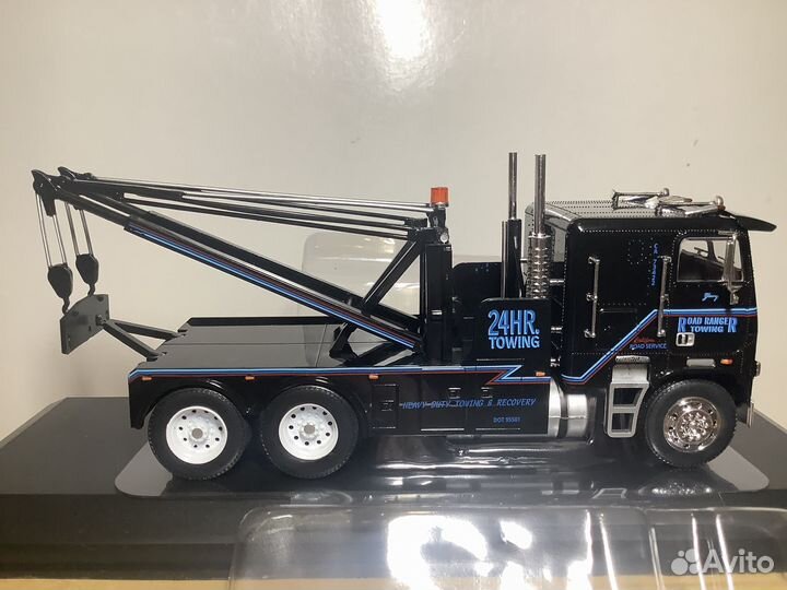 Модель 1984 freightliner FLA 9664 1:43 greenlight