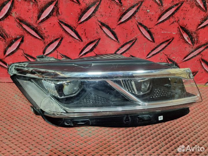 Фара правая Volkswagen Touareg 3