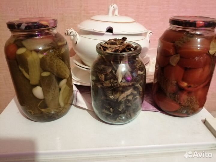 Сушеные грибы, огурчики, помидорчики