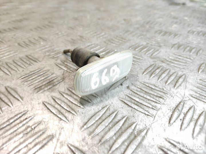 Повторитель в крыло правый Volkswagen Transporter