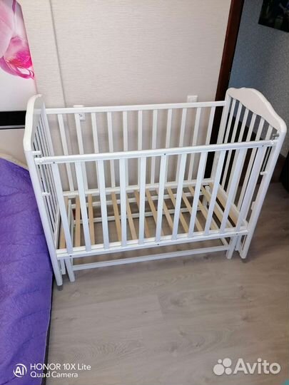 Детская кроватка с маятником