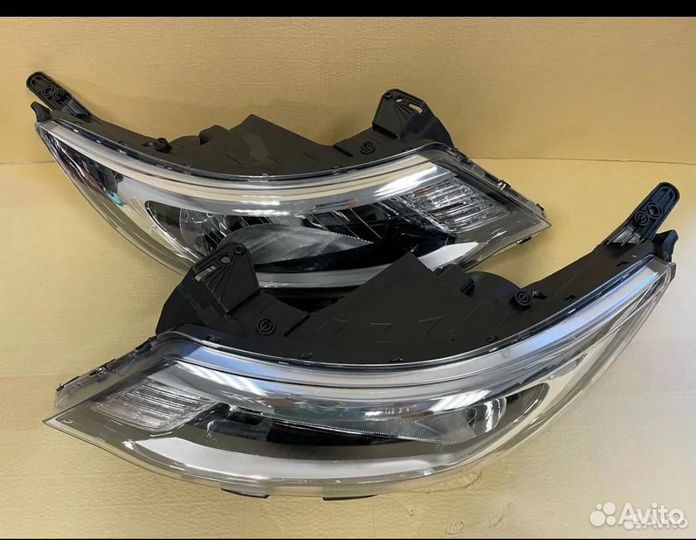 Передняя правая фара на Kia Rio 3 2014