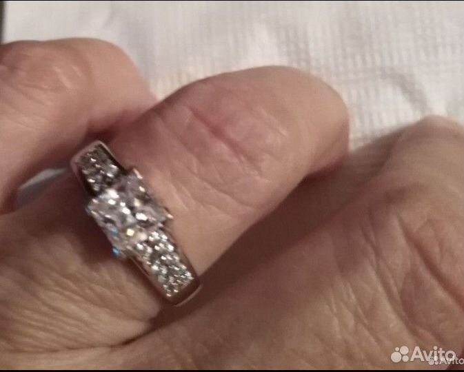 Серебряное кольцо с цирконом в 1 карат