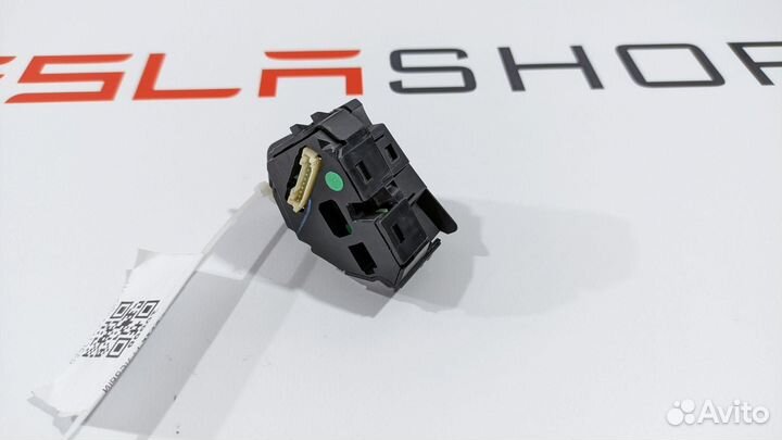 Кнопка управления на руле Tesla Model S 2012
