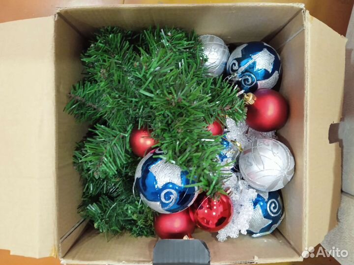 Новогодние игрушки, елки, мишура