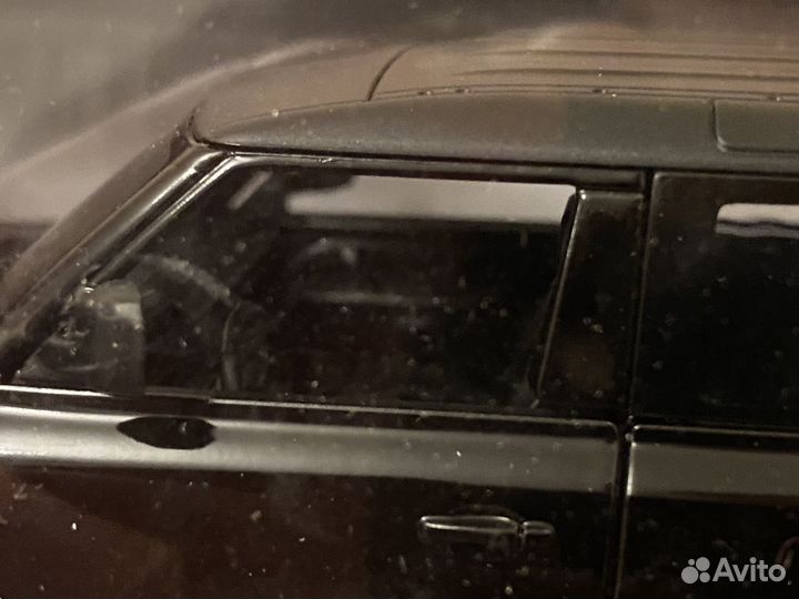 Модель автомобиля 1:43