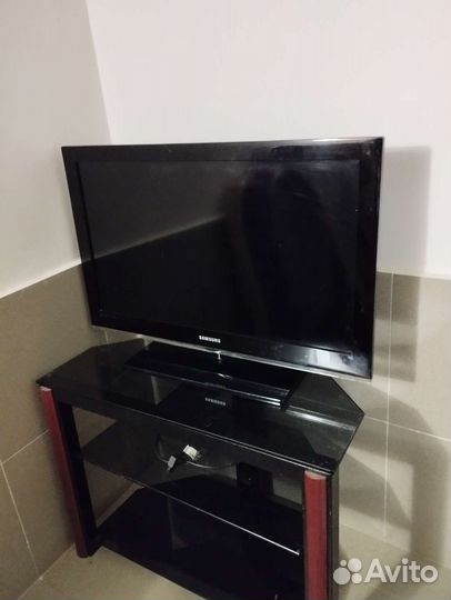 Стеклянная тумба и телевизор