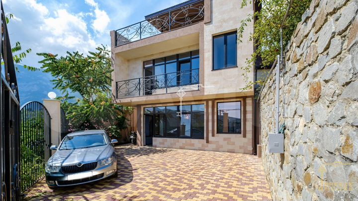 Дом 223 м² на участке 2,1 сот.