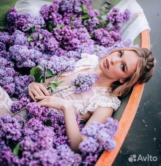 Фотосессия в лодке с сиренью