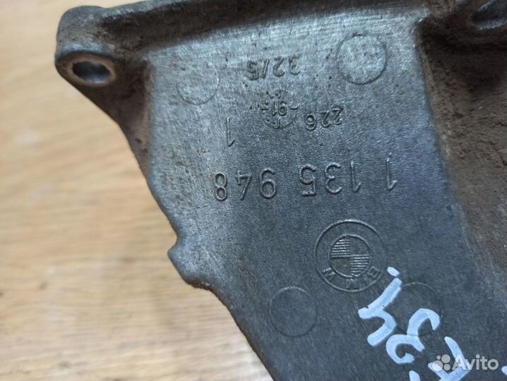 Кронштейн двигателя правый BMW E34