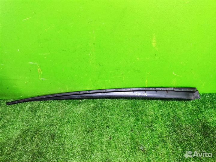 Молдинг лобового стекла правый volkswagen Golf Pl