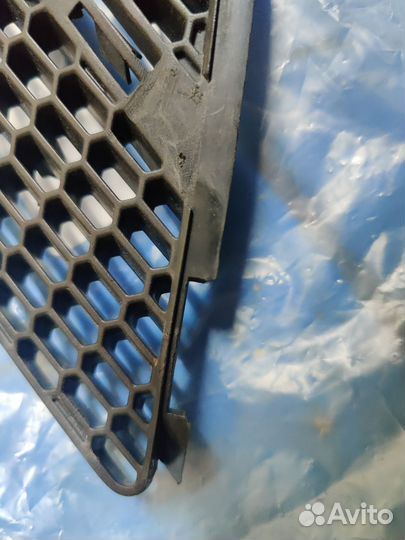 Решетка радиатора левая Nissan Almera N16E