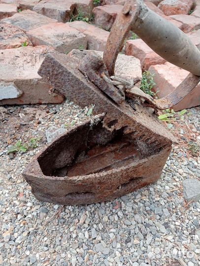 Старинный утюг на углях