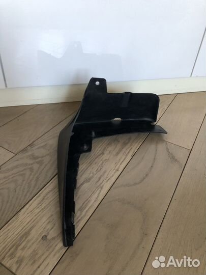 Брызговик задний правый на w221