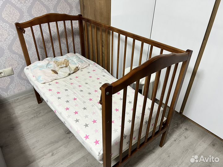 Детская кроватка с маятником