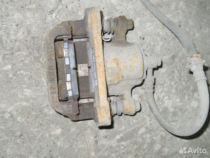 T30 Суппорт тормозной задний левый Nissan