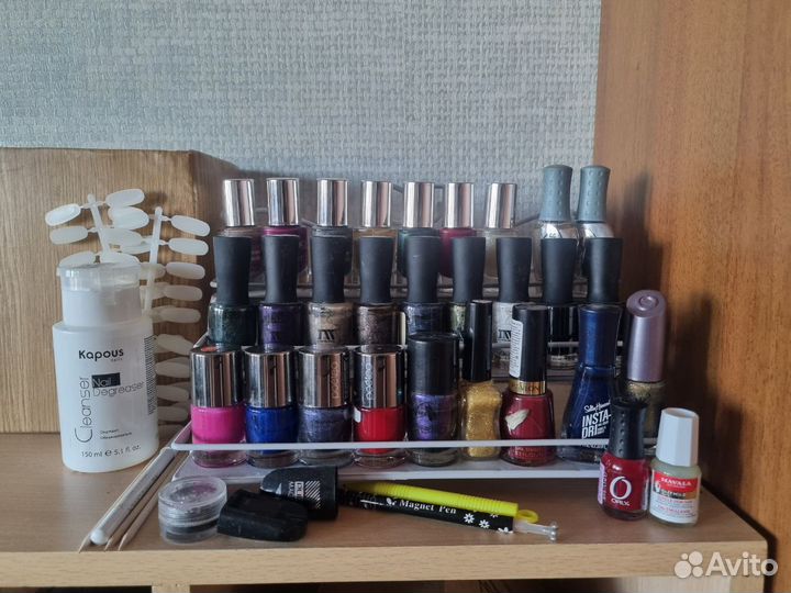 Металлическая трехуровневая полка для лаков и лаки