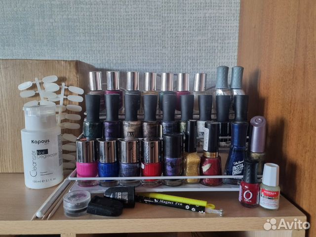 Металлическая трехуровневая полка для лаков и лаки