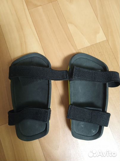 Футбольные щитки