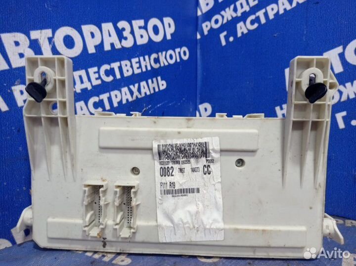 Блок предохранителей Ford Focus 2 седан 2006