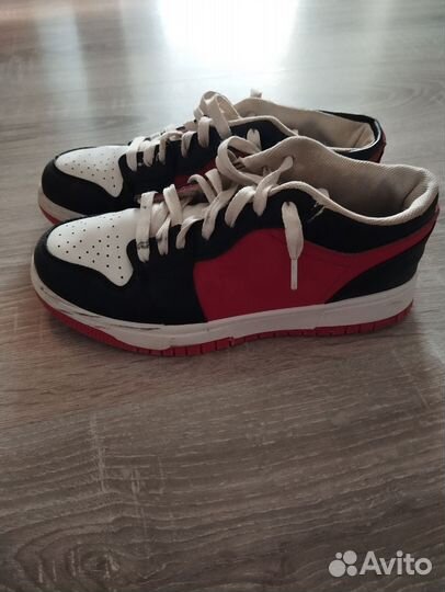 Кроссовки женские