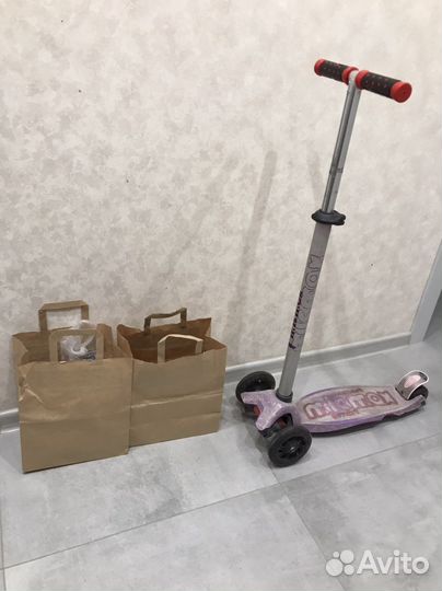 Самокат и 2 пакета игрушек для мальчика