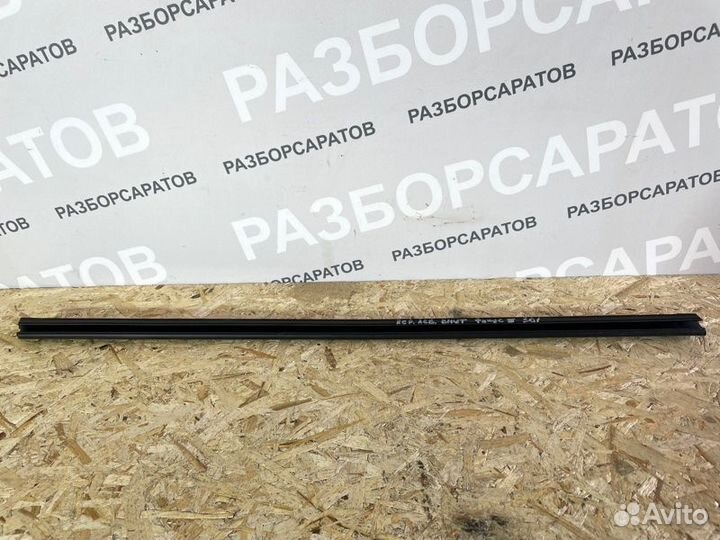 Молдинг стекла внутренний передний левый Ford