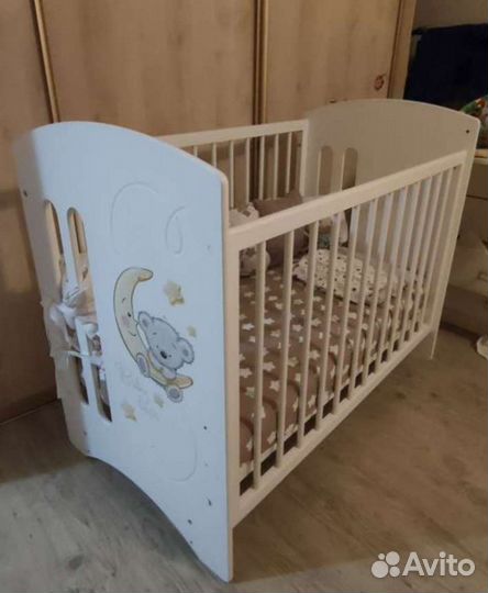 Детская кроватка с маятником
