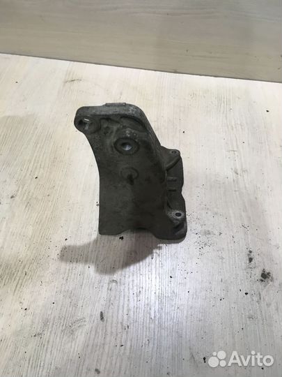 Кронштейн двигателя правый Пассат b4 1H0199354H