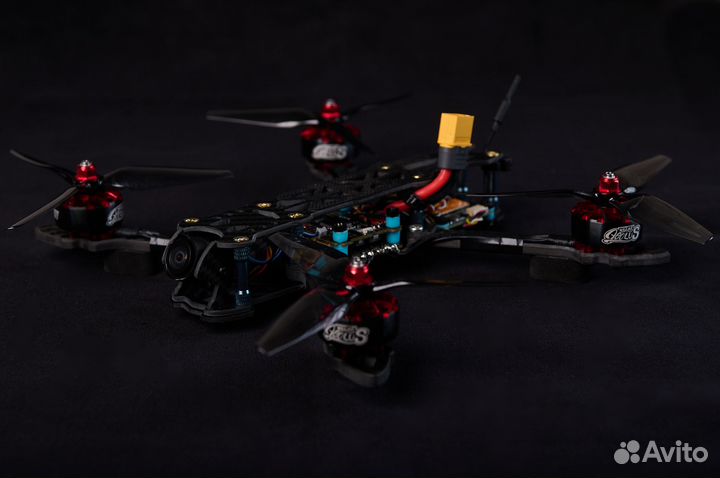 FPV квадрокоптер для гонок и фристайла