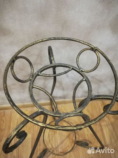 Напольная кованая подставка для цветов