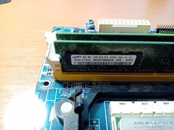 Материнская плата AM2 с процессором и памятью