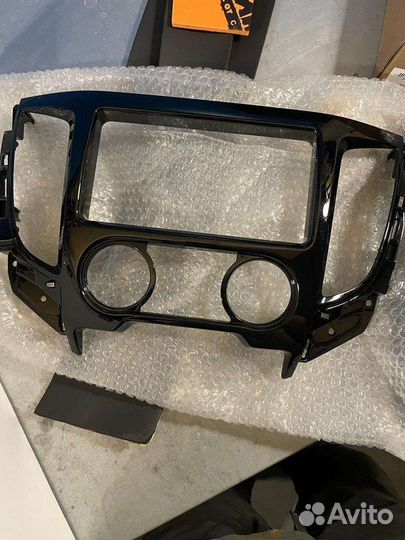 Штатная магнитола и рамка на mitsubishi L200 2022г