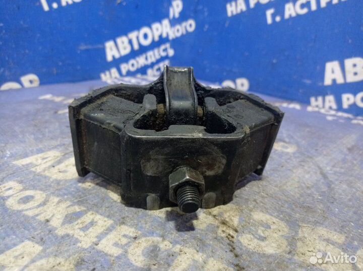 Подушка кпп Mercedes-Benz W124 седан M102E20 1993