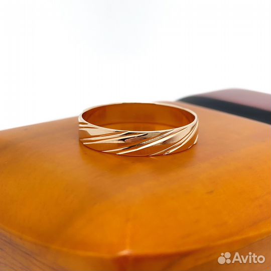 Золотое кольцо 585пр. вес: 1,95гр. размер: 19