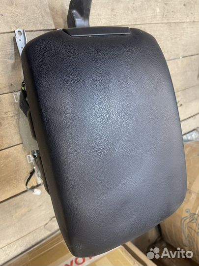 Подлокотник центральный Toyota Prado 150
