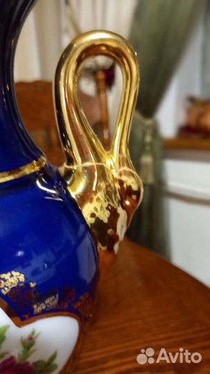 Ваза с золотыми ручками в виде лебедей