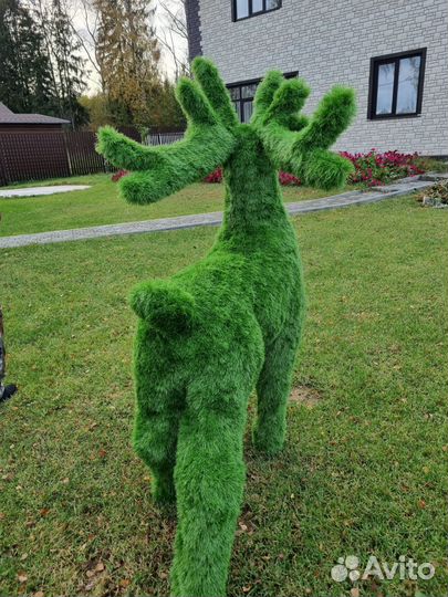 Садовая фигура оленя