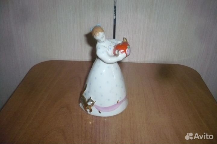 Фарфоровая статуэтка Девушка с Чайником и Котом