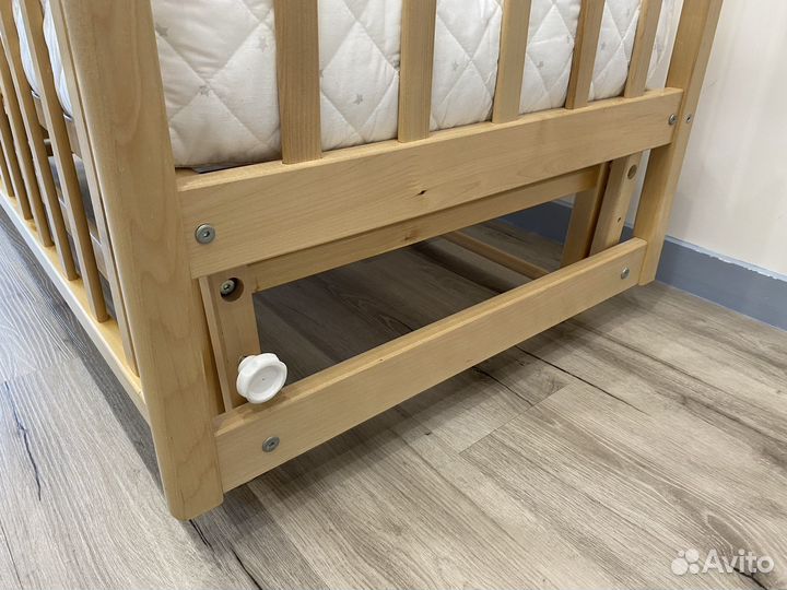 Детская кроватка с маятником