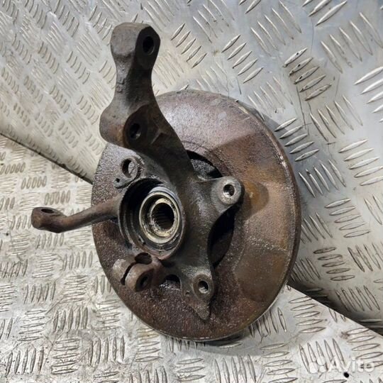 Кулак поворотный передний левый Volkswagen Passat