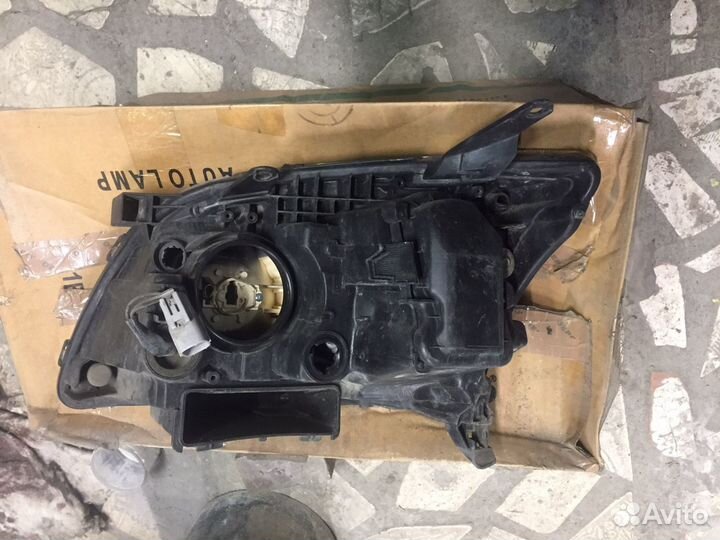 Toyota avensis фара