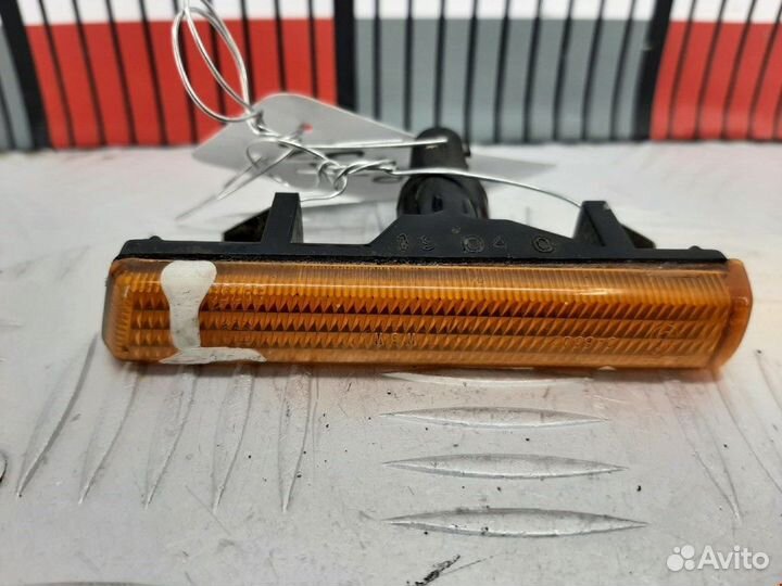 Повторитель передний левый BMW 7 E38 1998 83602041