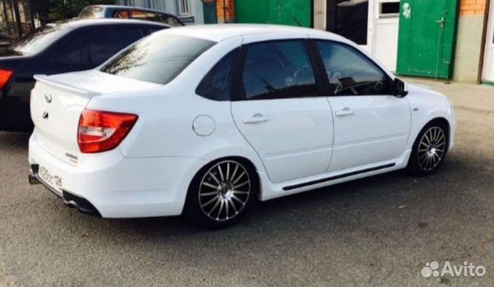 Накладки на пороги Гранта.Калина 2