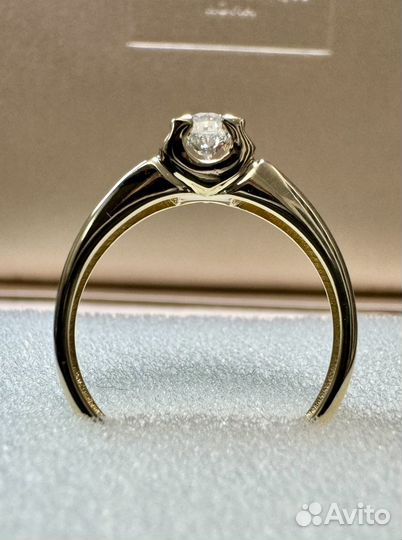 Золотое кольцо с крупным бриллиантом