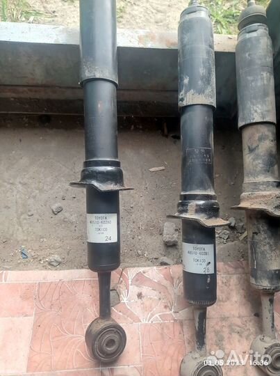 Стойки амортизаторов и колпаки ступиц Land Cruiser