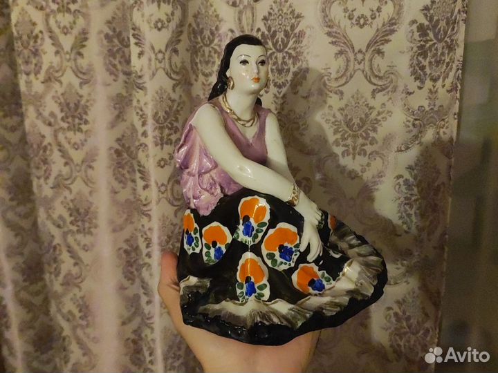 Статуэтка цыганка